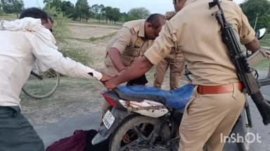 महसी: बुडनवा पुल के पास चलती बाइक में फंसा महिला का दुपट्टा मौके पर पहुंची पुलिस ने कड़ी मशक्कत कर छुड़ाया। टला बड़ा हादसा।