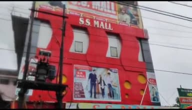 देवरिया के सदर कोतवाली क्षेत्र के S S मॉल में लगी आग,लाखो के समान जलकर हुए राख।
मौके पर फायर ब्रिगेड ने पहुच पाया काबू