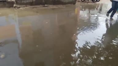 आरा: सदर हॉस्पिटल के इमरजेंसी के बाहर जलजमाव से मरीजों को हो रही परेशानी