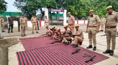इटावा: रिजर्व पुलिस लाइन परेड ग्राउंड पर शुक्रवार की परेड की एसएसपी ने ली सलामी डायल 112 बानो का निरीक्षण कर पुलिस लाइन का किया