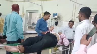 बदायूं: शहवाजपुर मोहल्ले के पास स्कूटी सवार को तेज रफ्तार कार ने मारी टक्कर, स्कूटी सवार 2 लोग हुए घायल