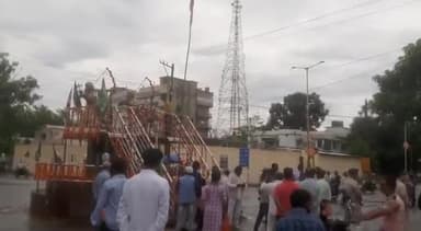 हुल दिवस पर, उपायुक्त, पुलिस अधीक्षक, सी ओ सदर हजारीबाग ने सिध्दु कन्हो को पुष्प माल्यार्पण किया ,PWD चौक समीप हजारीबाग