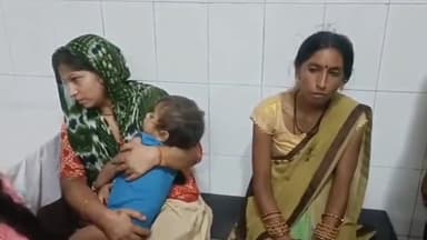 इकौना: कटरा बाजार में रास्ते से साइकिल हटाने की बात पर 2 पक्षों में हुआ विवाद,एक पक्ष पर तेजाब फेंकने से महिला समेत 4 लोग झुलसे