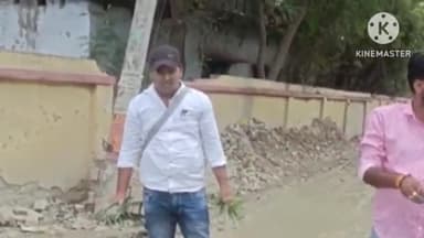 तुरकौलिया: तुरकौलिया चौक से बाजार जाने वाली सड़क की बदहाली को देखते हुए युवाओं ने शुरू की धान की रोपनी