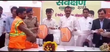 सिगरा स्थित नगर निगम कार्यालय पर महापौर ने ई-गार्बेज व्हीकल जनता को किया समर्पित