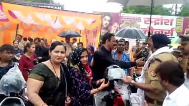 इटावा: शास्त्री चौराहे पर यूपी उद्योग व्यापार मंडल के हेलमेट वितरण व सम्मान समारोह में SSP ने महिलाओं को बांटे हेलमेट