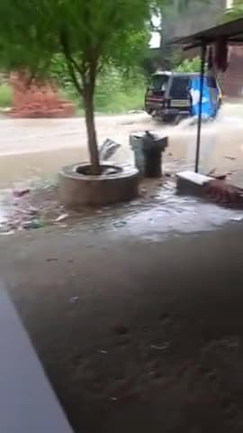 तालाब में तब्दील हुआ भैसहियां चौराहे का #PWD सडक 
 नाली के अभाव में जलजमाव, टूट रही सड़क.
#uppwdofficial
DM Maharajganj