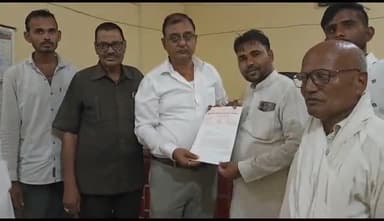 बुंदेलखंड मजदूर किसान संगठन के दिनेश निरंजन द्वारा नैब तहसीलदार को दिया गया ज्ञापन