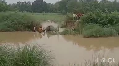 गोंडा: बनकसिया शिव रतन सिंह के निकट सरयू नहर कटने से सैकड़ों बीघा जमीन हुई जलमग्न, फसल खराब होने की आशंका से किसान परेशान