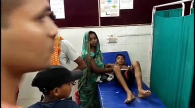 इटावा: मढोली गांव में खेलते वक्त 8 वर्षीय मासूम को सांप ने काटा,हालत गंभीर होने पर परिजन जिला अस्पताल लेकर पहुंचे इलाज जारी