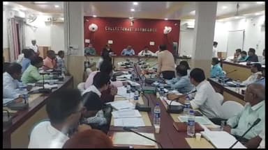 दरभंगा: भीमराव अंबेडकर सभागार में 4th डिवीजन के 5 ज़िलों के अधिकारियों की बैठक मंत्री संजय झा की अध्यक्षता में हुई