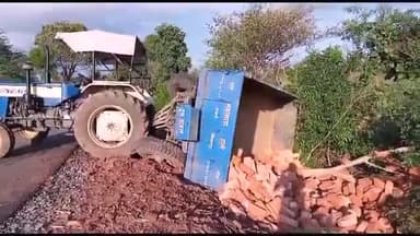 बेमेतरा: जेवरा के पास अनियंत्रित होकर ट्रैक्टर की पलटी ट्रॉली