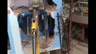 हुज़ूर: बारिश से 3 मंजिला मकान में दरारें, निगम ने तोड़ा: भोपाल के बरखेड़ी इलाके में बिल्डिंग; एक तरफ झुक गई थी