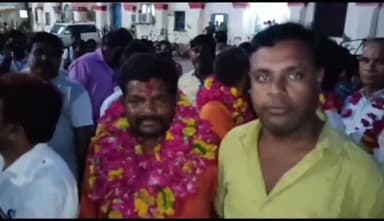 इटावा: सदर तहसील से अमरनाथ यात्रा पर रवाना हुआ 101 यात्रियों का पहला जत्था, व्यापारियो ने ढोल नगाड़ों व फूल माला किया विदा