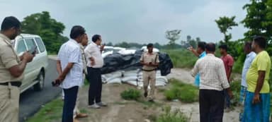 जलालगढ़: अनुमंडल पदाधिकारी ने जलालगढ़ प्रखंड के खाता हाट बांध का किया निरीक्षण