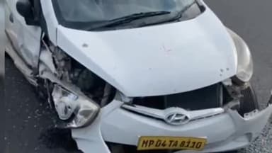 रायसेन: खरवाई के पास राइस मिल के सामने दो कारों की आमने-सामने हुई भिड़ंत दोनों कारें हुई क्षतिग्रस्त कार सवार सुरक्षित