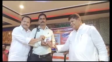 मुशहरी: माड़ीपुर स्थित एक होटल के सभागार में बिहार गुरु चमकते सितारे डायरी का लोकार्पण