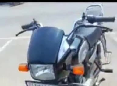 इसुआपुर: इसुआपुर के केरवा से दरवाजे पर लगा मोटरसाइकिल हुआ गायब।