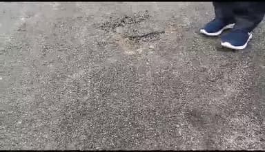 देवाल: तलवाडी -खालसा मोटर सड़क मार्ग पर हो रहा डामरीकरण 1 घंटे के बाद ही उखाड़ने लग गया