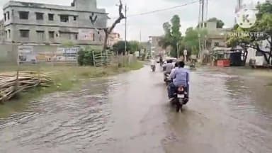 तुरकौलिया: प्रखंड के रघुनाथपुर मोहाला के समीप अरेराज मोतिहारी मुख्य मार्ग पर जल जमाव होने से राहगीरों में बढ़ी परेशानी