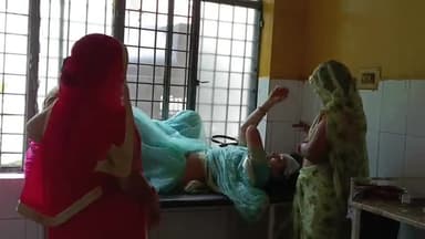 मऊरानीपुर: रूपाधमना मोटरसाइकिल सवार पति पत्नी घर पहुँचने के पहले हुए दुर्घटना का शिकार,पत्नी की हालत गंभीर,झांसी रिफर।