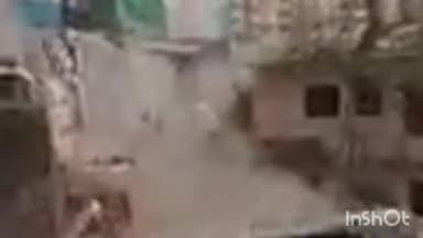 हुज़ूर: बरखेड़ी  में जागृति कॉलोनी 3 मंजिला मकान में दरारें आने के बाद निगमकर्मी जेसीबी से बिल्डिंग को गिराने की कार्रवाई