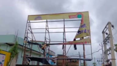 बेतिया: कमलनाथ नगर में लगे यूट्यूबर मनीष कश्यप के समर्थन वाले पोस्टर को अज्ञात लोगों ने फाड़ा।