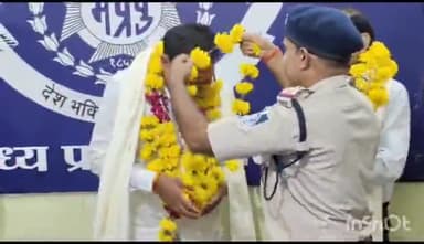 टीकमगढ़: टीकमगढ़ पुलिस कंट्रोल रूम में स्टेनो और उपनिरीक्षक को पुलिस अधीक्षक ने किया सम्मानित