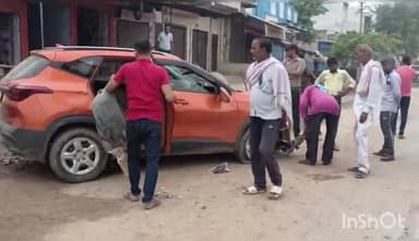 कठूमर: खेड़ली कस्बे में टायर फटने से गाड़ी अनियंत्रित होकर पलटी, हादसे में दो लोग गंभीर रूप से हुए घायल