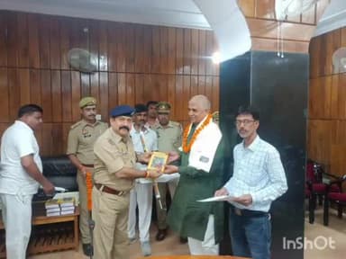 बहराइच: पुलिस लाइन सभागार में सेवानिवृत्त होने वाले अधिकारी/कर्मचारी गण को उपहार प्रदान कर एएसपी नगर ने दी विदाई