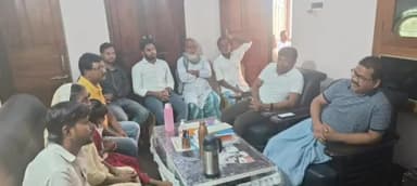 कोचाधामन: पूर्व विधायक सह JDU के प्रदेश उपाध्यक्ष मुजाहिद आलम ने लाइन मोहल्ले में लगाया जनता दरबार, सुनी लोगों की समस्याएं