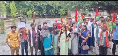 कन्नौज: बिजली की समस्या को लेकर सपा ने कलेक्ट्रेट में सौंपा ज्ञापन