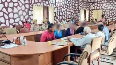 गोंडा: पुलिस लाइन में ASP की उपस्थिति में परिवार परामर्श केंद्र के सदस्यों ने दो परिवारों को समझा-बुझाकर आपस में कराया सुलह