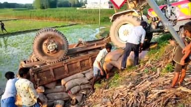 बहादुरगंज: निशंद्रा गांव के समीप चावल लदी ट्रैक्टर सड़क किनारे पलटी, चालक को आई चोट