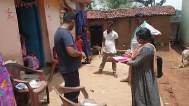 पीरटांड: कुम्हरलालो एवं हरलाडीह पंचायत में हुई 2 लोगों की मौत मामले में उनके घर जांच करने पहुंची स्वास्थ्य विभाग की टीम