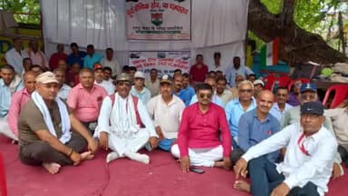 बेतिया: समाहरणालय परिसर के समक्ष भूतपूर्व सैनिकों ने अपनी मांगों को लेकर की भूख हड़ताल