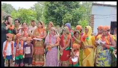सिंगरौली: बैढ़न में पत्रक के माध्यम से भाजपा के नेता केंद्र और राज्य सरकार की योजनाओं को पहुंचा रहे घर-घर