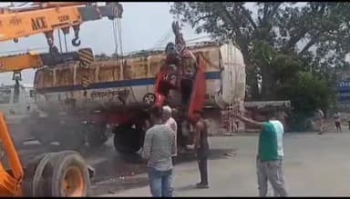 बदायूं: उझानी के कल्याण चौक पर इथेनाल भरा टैंकर पलटने से ई - रिक्शा क्षतिग्रस्त हुआ