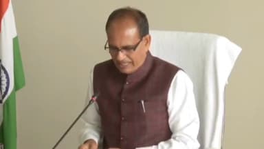 हुज़ूर: अरेरा हिल्स स्थित सीएम हाउस में मुख्यमंत्री शिवराज ने बुरहानपुर जिले में फसल नुकसान राहत राशि का अंतरण किया