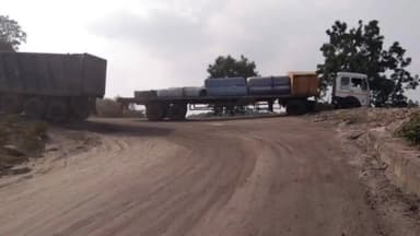 सरई: अमिलिया घाटी में ओवरलोड ट्रेलर वाहन अनियंत्रित होकर खाई में घुसा, हादसे में नहीं हुई कोई जनहानि