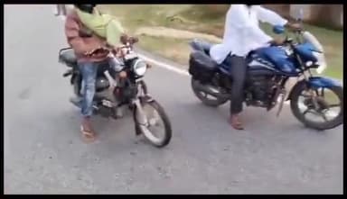 बानो: #बानो:-  बढ़ती  अपराध एवं सड़क दुर्घटना को देखते हुए बानो सर्कल के महाबुवांग पुलिस द्वारा सघन वाहन जाँच अभियान