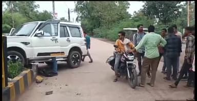 पन्ना: ब्लॉक चौराहे के पास जल निगम अधिकारी की तेज रफ्तार स्कोर्पियो अनियंत्रित हो कर डिवाइडर से टकराई कोई हताहत नही।