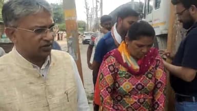 जगाधरी: यमुनानगर बनाए गए वेंडर जॉन में एक दिव्यांग महिला के चाय के खोखे का उद्घाटन करने पहुंचे निगम के मेयर मदन चौहान