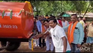 जगदलपुर: पूर्व विधायक संतोष बाफना ने ग्राम परपा में प्रदान किया पानी का टैंकर