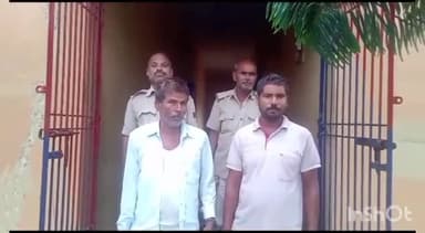 मधवापुर: भौगाछी टोल से साहरघाट थाना पुलिस ने एक घर के बाथरूम से 240 बोतल शराब के साथ गृहस्वामी व एक फरार आरोपी को किया गिरफ्तार