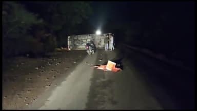 पन्ना: नेशनल हाइवे-39 अंतर्गत स्मृति वन के पास ट्रक की क्रासिंग की वजह आम व अंगूर से लोड पिकअप पलटा चालक मामूली घायल।