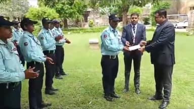 चित्तौड़गढ़: दुर्ग पर पर्यटक का बैग चोरी के मामले में त्वरित कार्रवाई करने वाले सुपरवाइजर और गार्ड को अधिकारियों ने किया सम्मानित