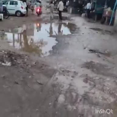 कलेर: भारी बारिश के कारण वालिदाद परासी रोड के गड्ढे में भरा पानी, लोगों को पैदल चलना भी हुआ मुश्किल