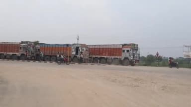 कोईलवर: मनभावन होटल से लेकर राजापुर तक बालू लदे ट्रकों के खड़े होने से लगा जाम, आवागमन हुआ बाधित