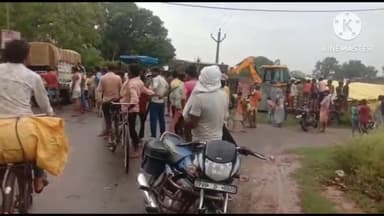 इकौना: इकौना भिनगा मार्ग पर भामेंपारा के पास सीमेंट पिलर से लोडेड ट्रैक्टर ट्रॉली धंसी, घंटों लगा जाम